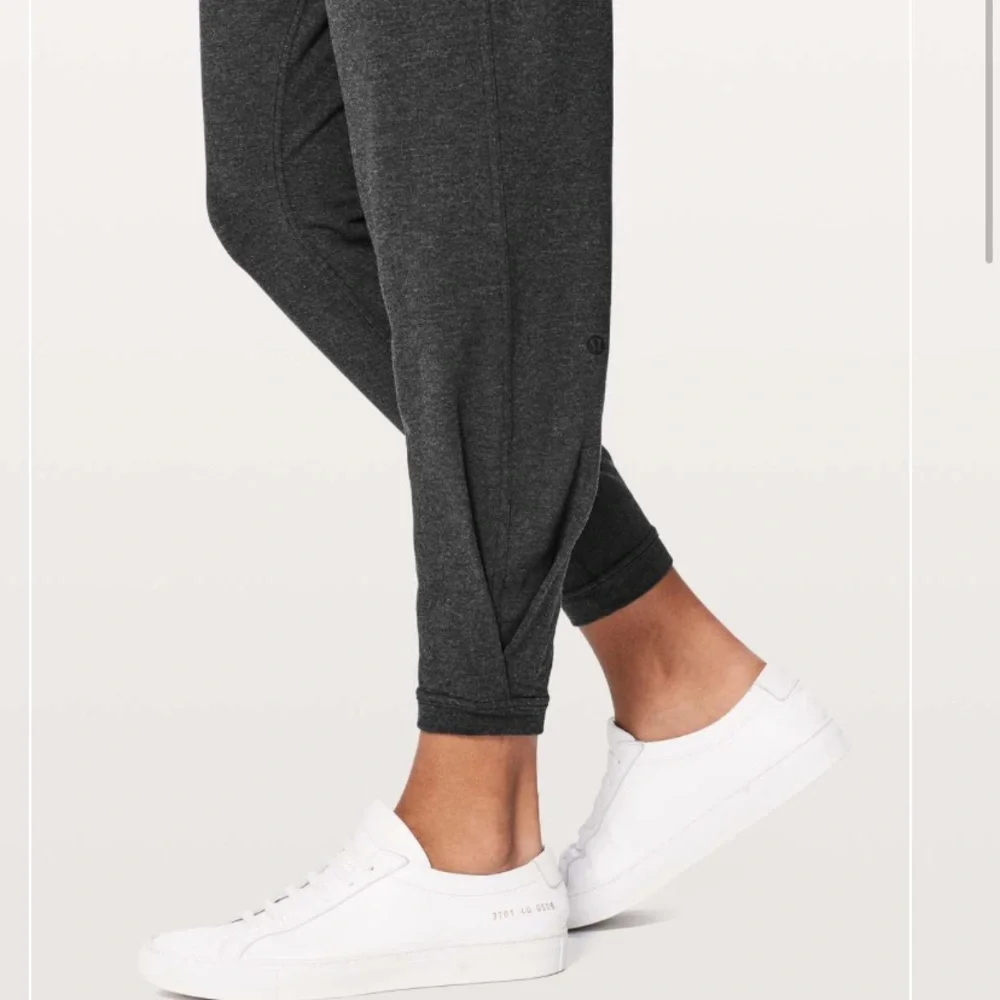 Lululemon Twisted & Tucked joggers